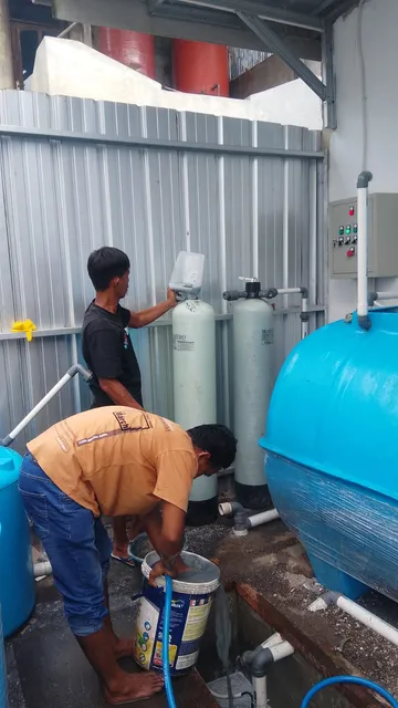 Teknisi Synera memasang multimedia filter dan perpipaan unit IPAL.